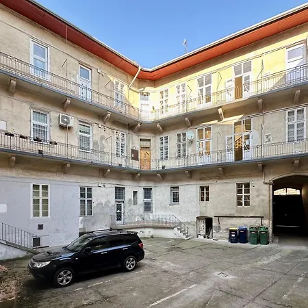 Pura Vida - Free Parking Budapest