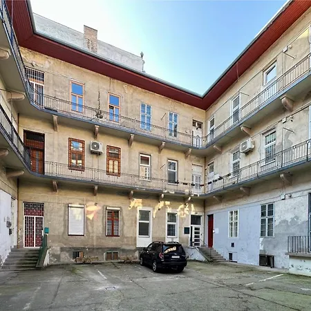 Pura Vida - Free Parking Budapest